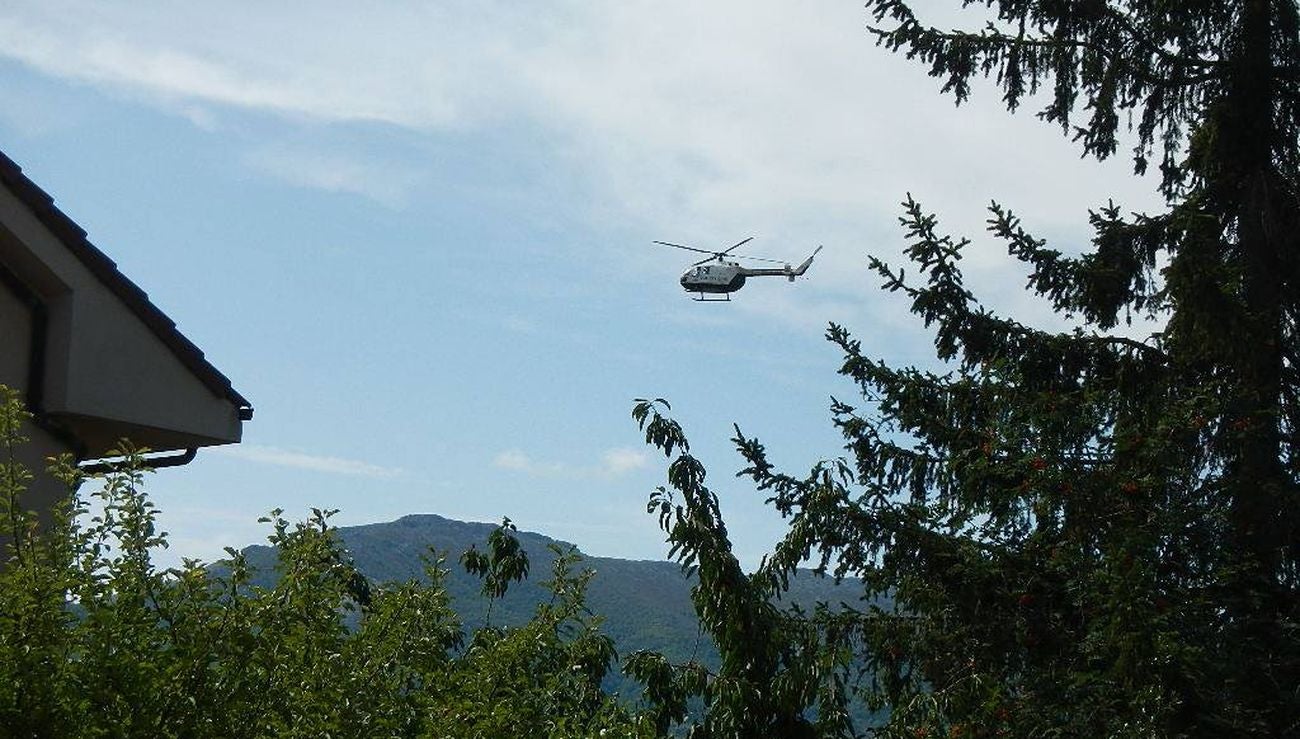 El helicóptero de la Guardia Civil poco antes de tomar tierra.