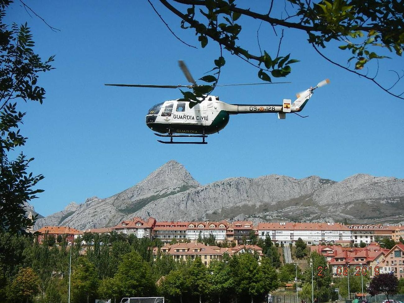 El helicóptero de la Guardia Civil poco antes de tomar tierra.