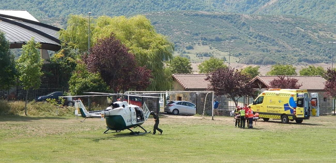 El helicóptero de la Guardia Civil poco antes de tomar tierra.