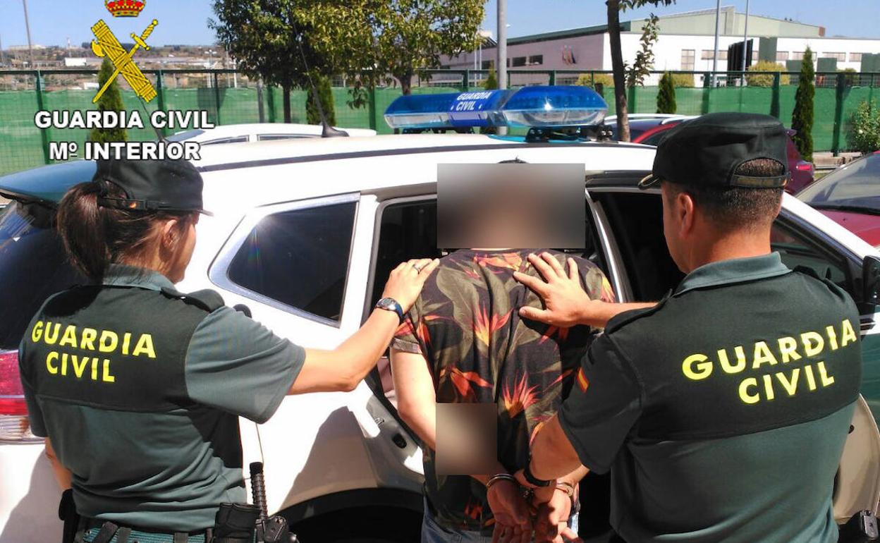 Momento de la detención del sospechoso.