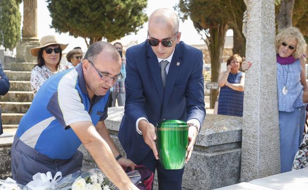 Galería. Los familiares estuvieron arropados por numerosos amigos. 