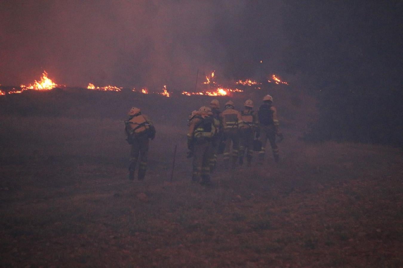 Uno de los helicópteros que interviene en la zona.