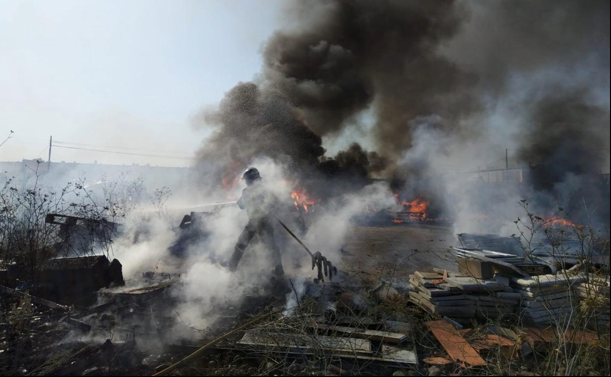 Actuación de los Bomberos de León en el incendio de Onzonilla.