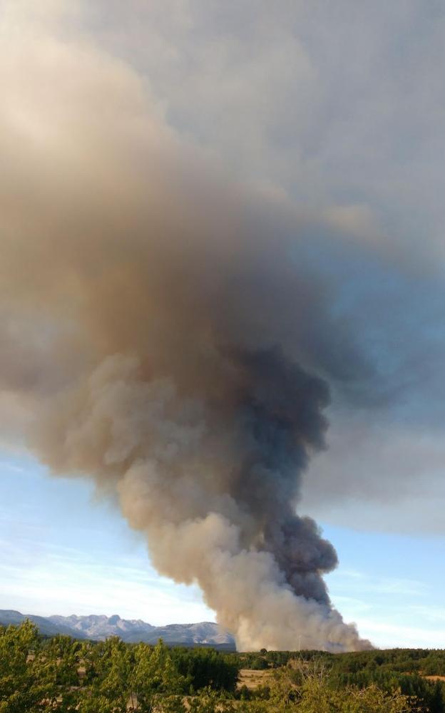 Imagen del voraz incendio visto en la distancia.