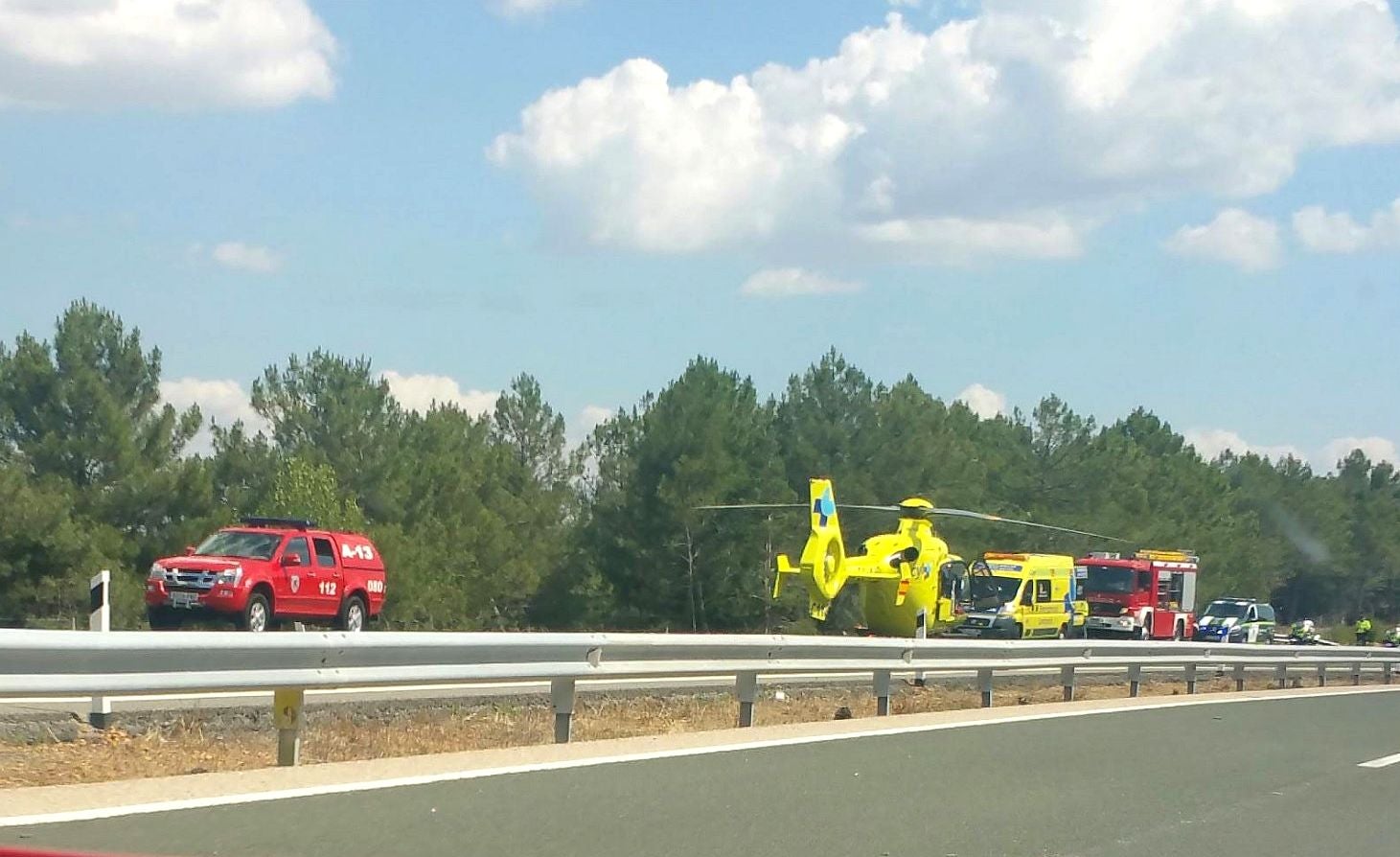 Una ambulancia en un accidente en la autopista del Huerna; socorrer a conductores es el único caso en el que Aucalsa exime del pago. 