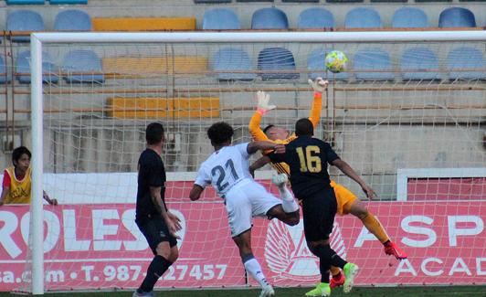 Imagen de Virgil anotando gol al Real Madrid Castilla. 