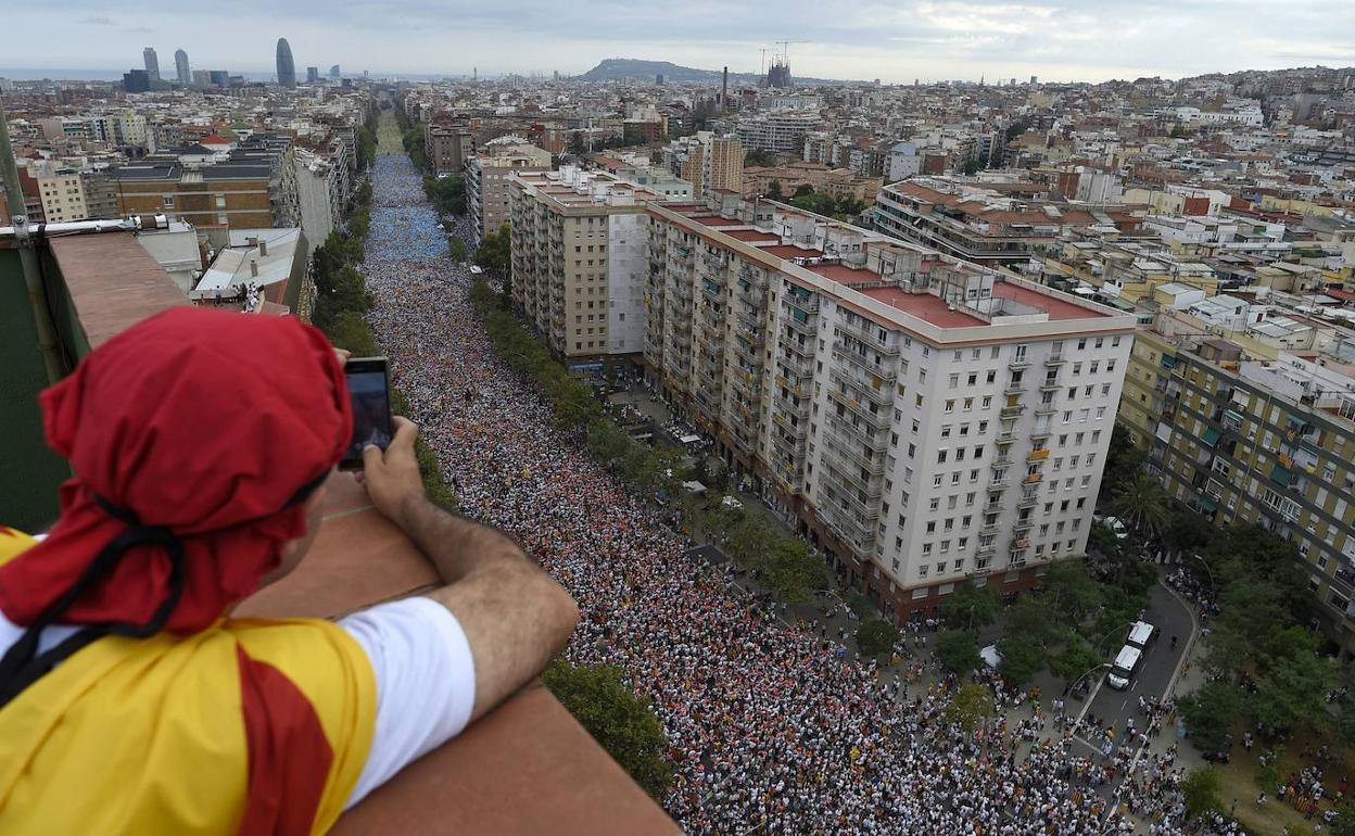 Un partidario de la independencia fotografía la marcha de la Diada de 2015. 