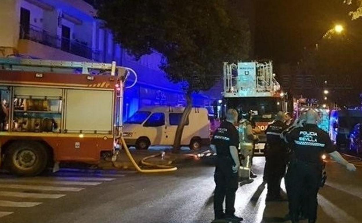 Dos fallecidos en un incendio de una vivienda en Sevilla