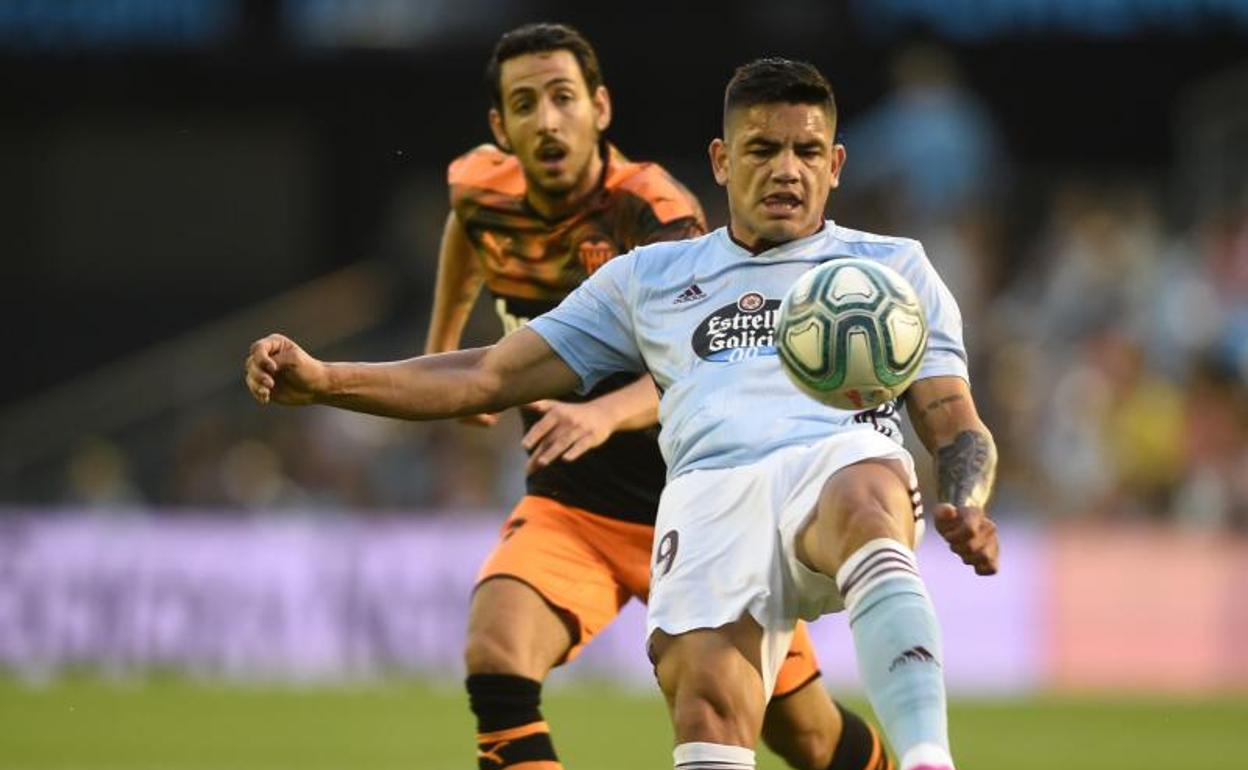 Un gol de tacón del 'Toro' Fernández le da la victoria al Celta