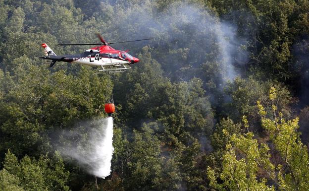 Un helicóptero en el incendio de Horcadas.