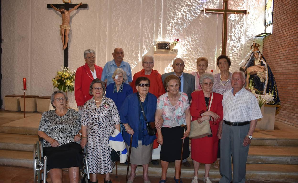 Los Quintos de 1929 con el sacerdote que ofició la misa Don Tomás Carbajo en la Ermita de Benavides de Órbigo.