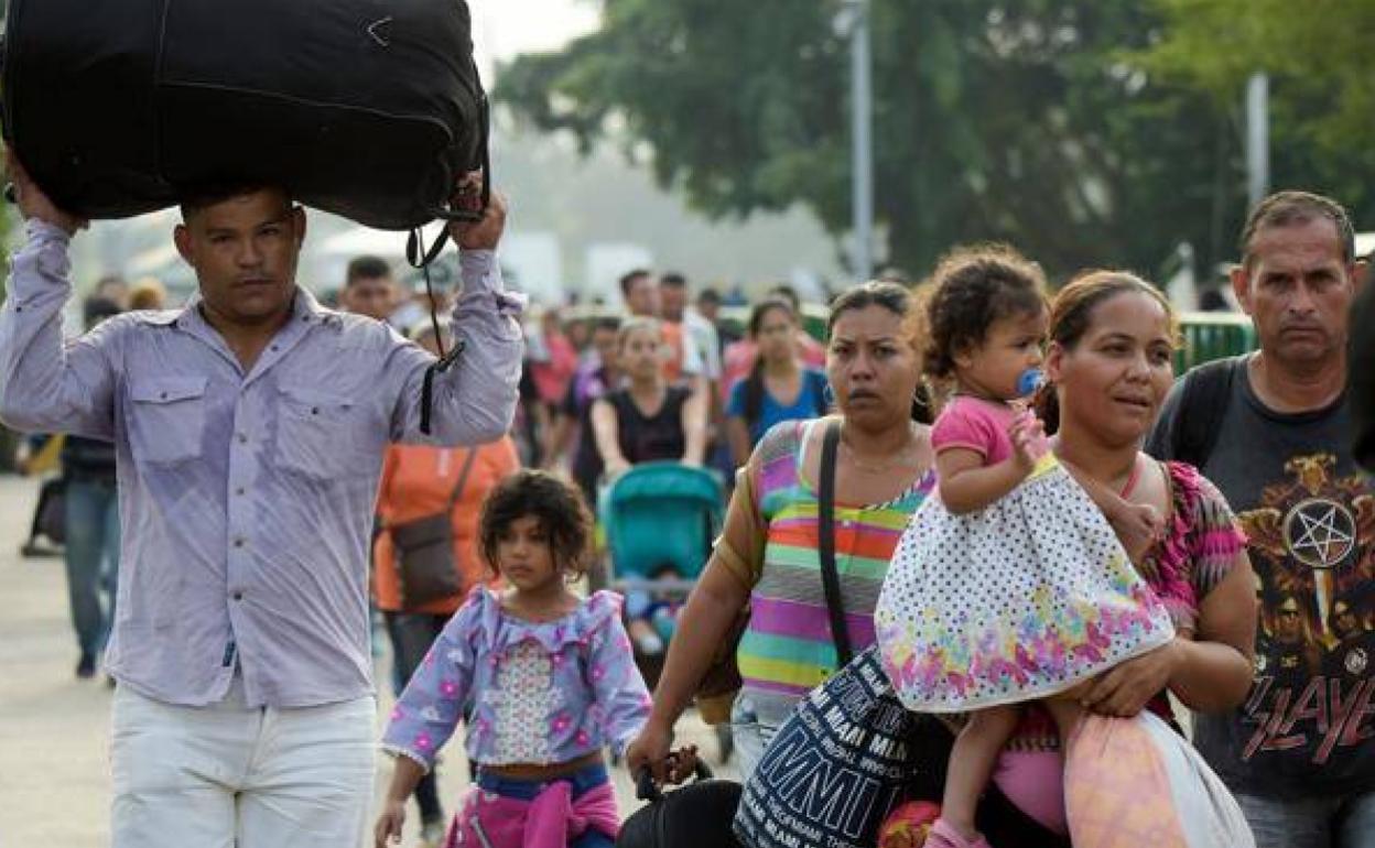 Imagen de venezolanos cruzando la frontera. 