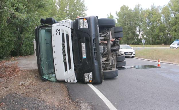 Galería. Aparatoso vuelco de un camión en León