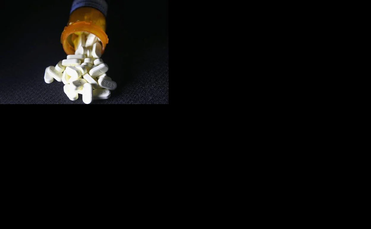 Pastillas de opioides prescritas a un paciente con dolor crónico en 2016