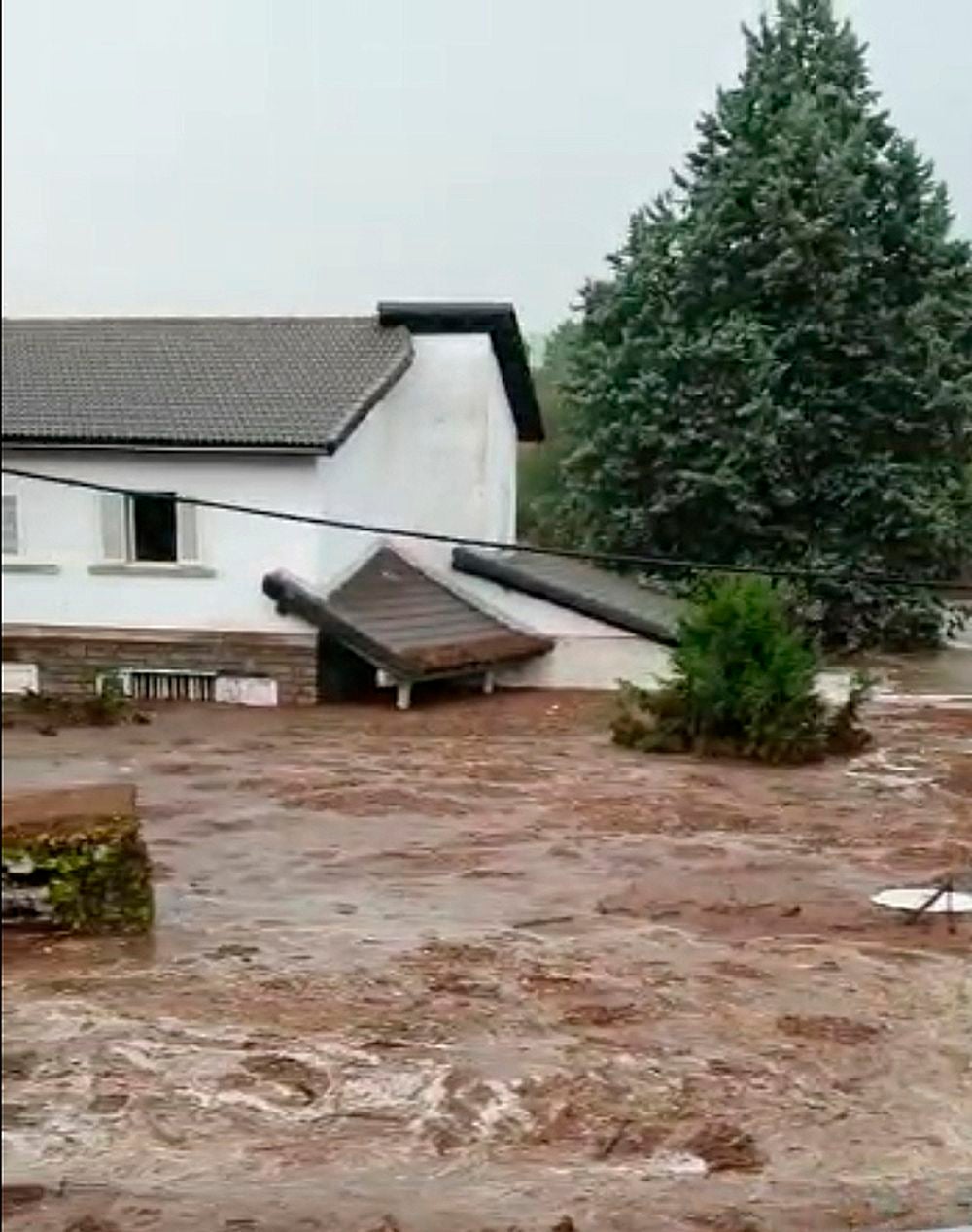 Imagen de la riada en Navas del Marqués.