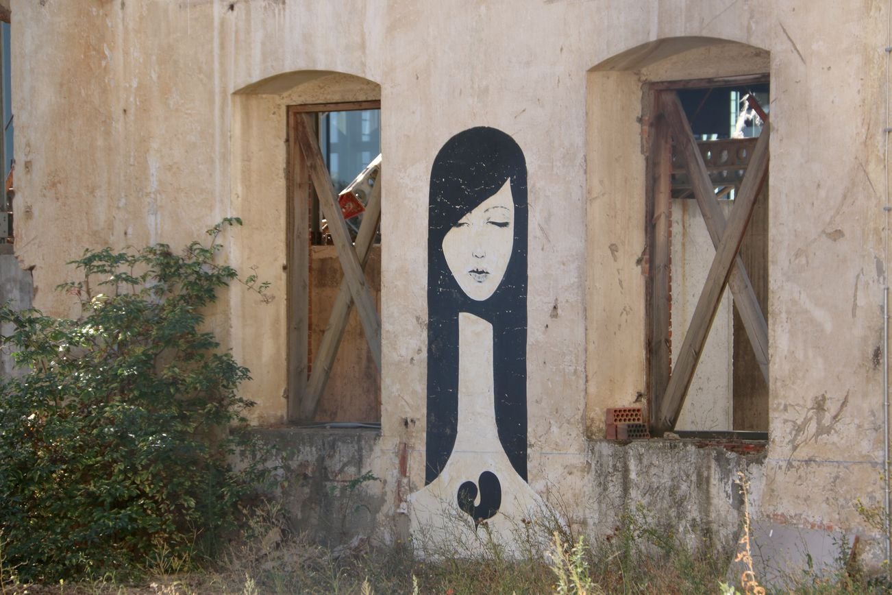 Afrodita sobre una pared del esqueleto del Palacio de Congresos de León.