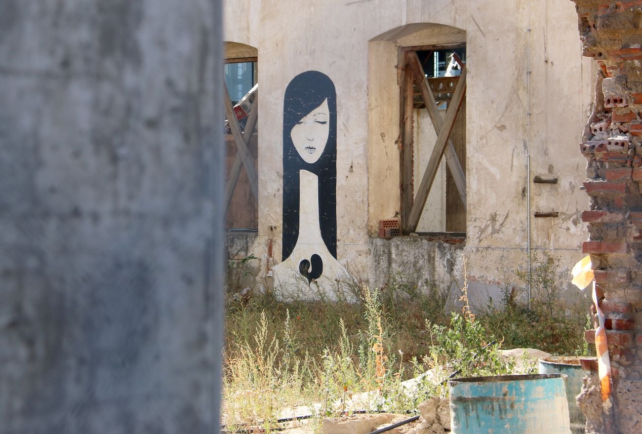 Afrodita sobre una pared del esqueleto del Palacio de Congresos de León.