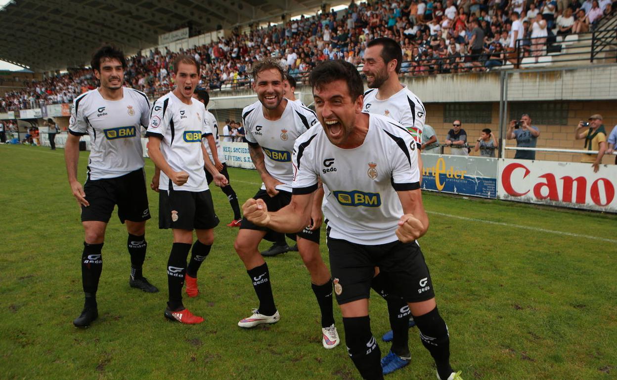 Orbegozo, en la celebración de un gol con el Real Unión. 