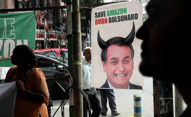 Pancartas en protesta por la gestión de Bolsonaro sobre el incendio del Amazonas.