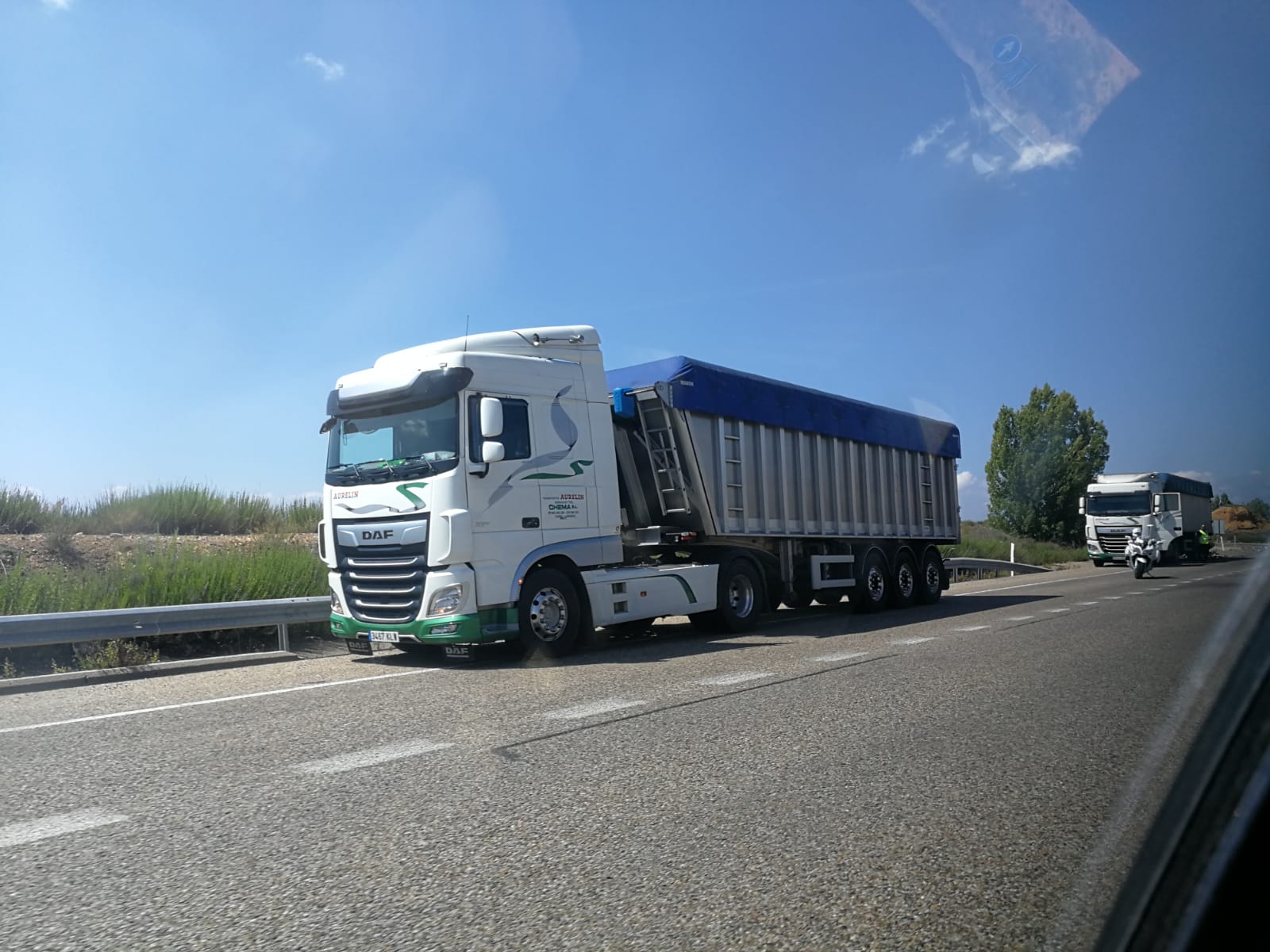 Imagen de la carga volcada en la calzada. 