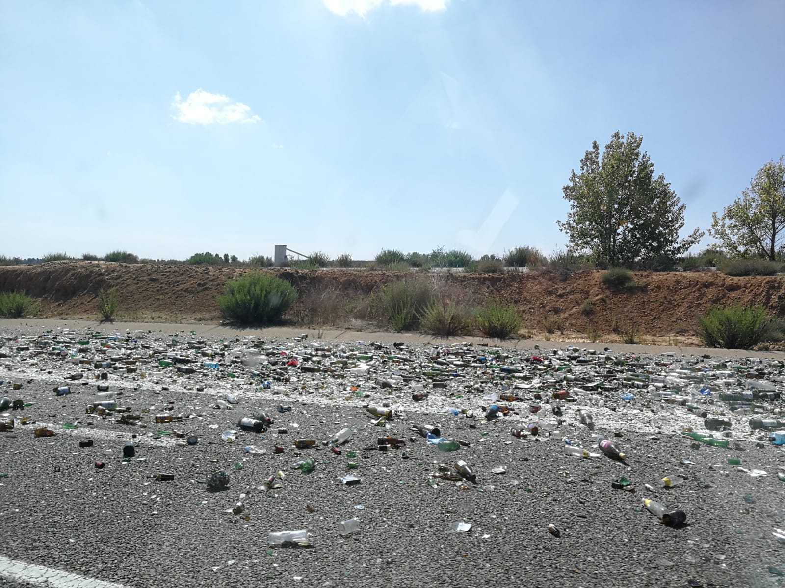 Imagen de la carga volcada en la calzada. 