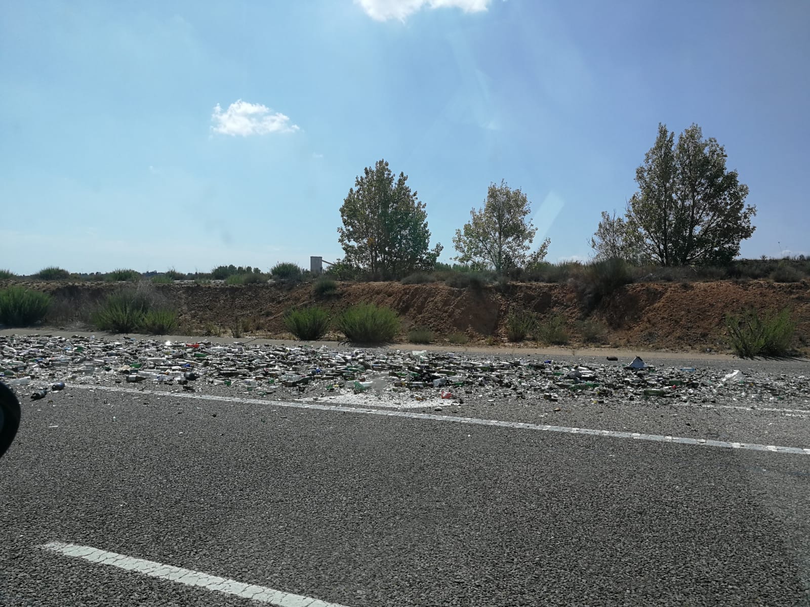 Imagen de la carga volcada en la calzada. 