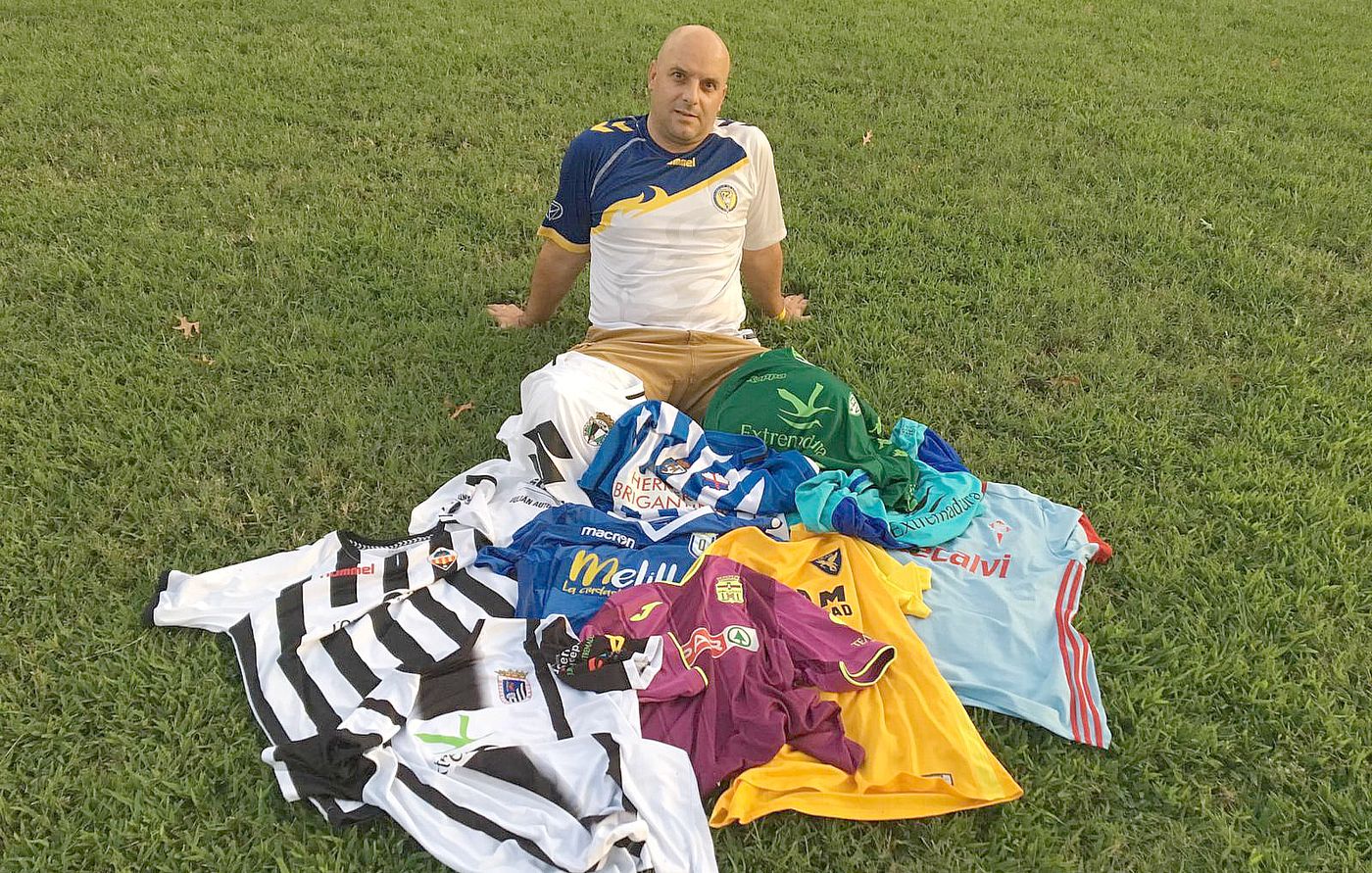Ángel García, junto a las camisetas que le envían los equipos a Tulsa, en Estados Unidos. 