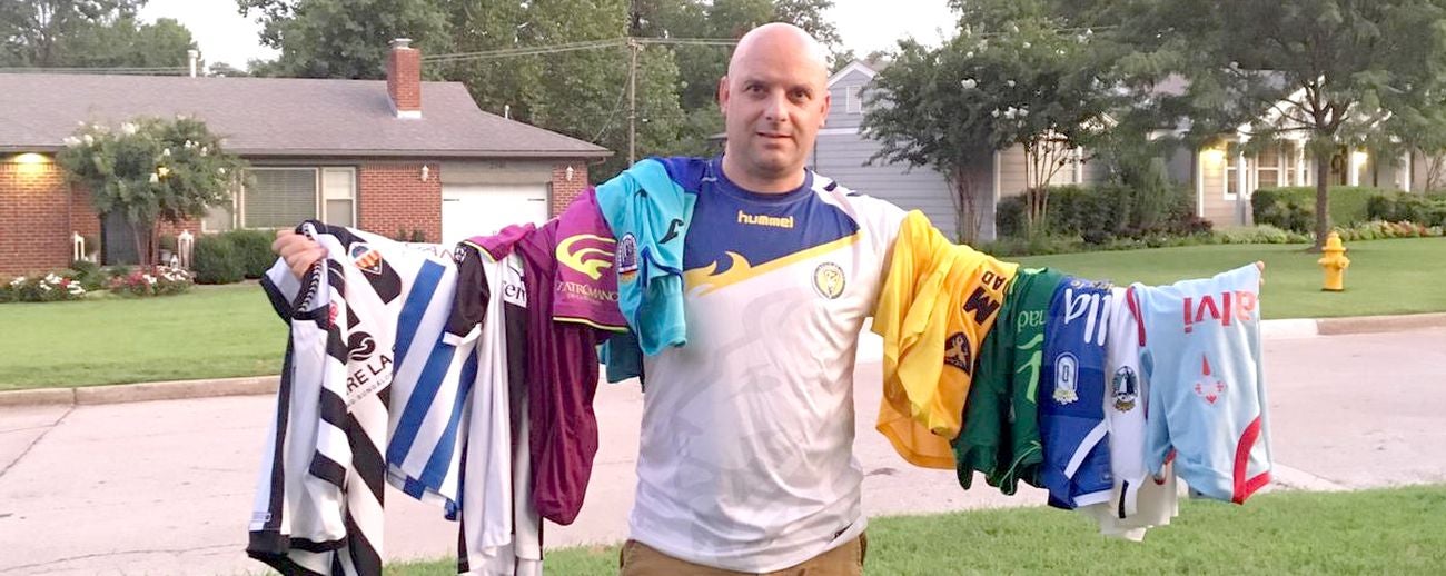 Ángel García, junto a las camisetas que le envían los equipos a Tulsa, en Estados Unidos. 