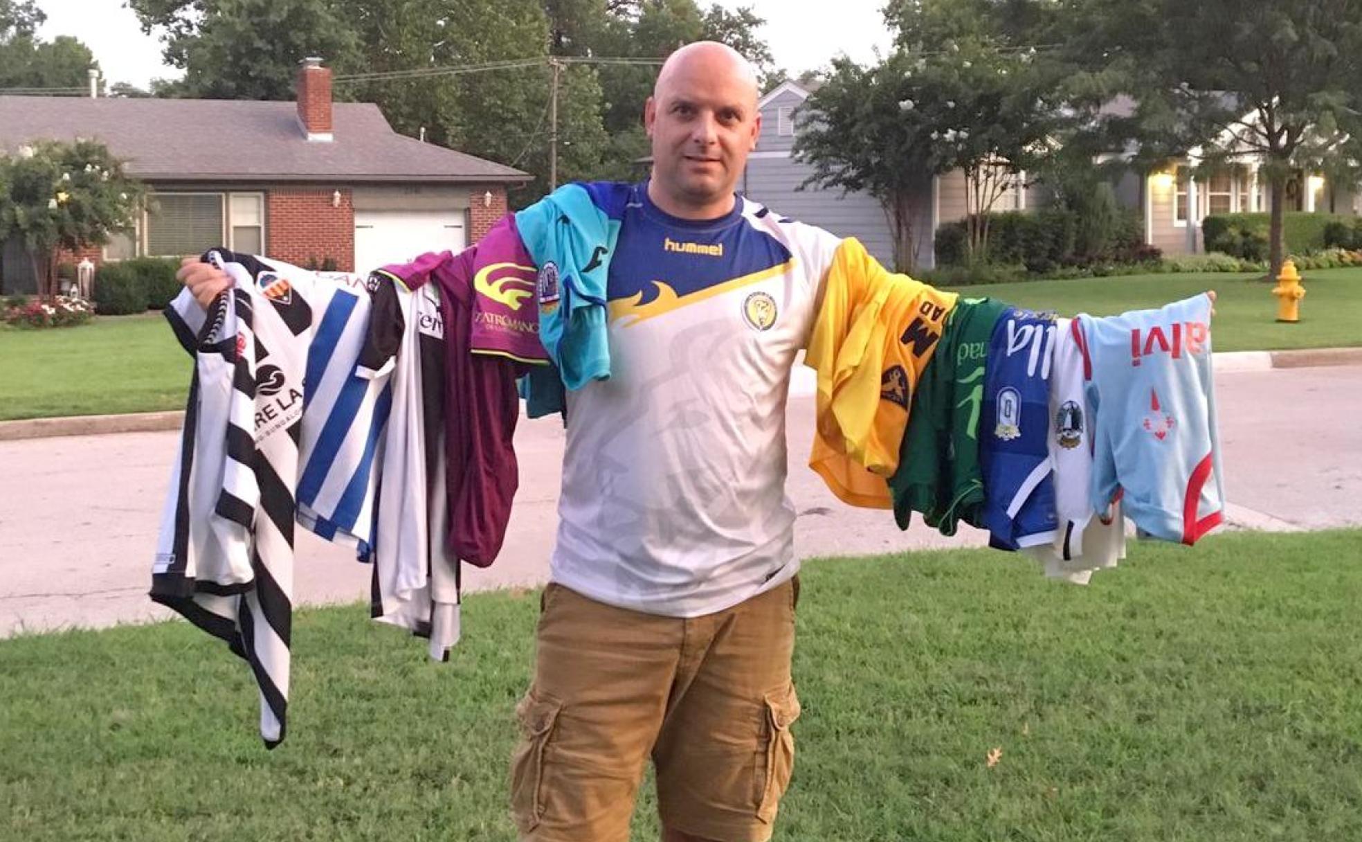 Ángel García -con la camiseta del Olímpico de León- en el jardín de su vivienda, en la localidad de Tulsa, en Oklahoma.