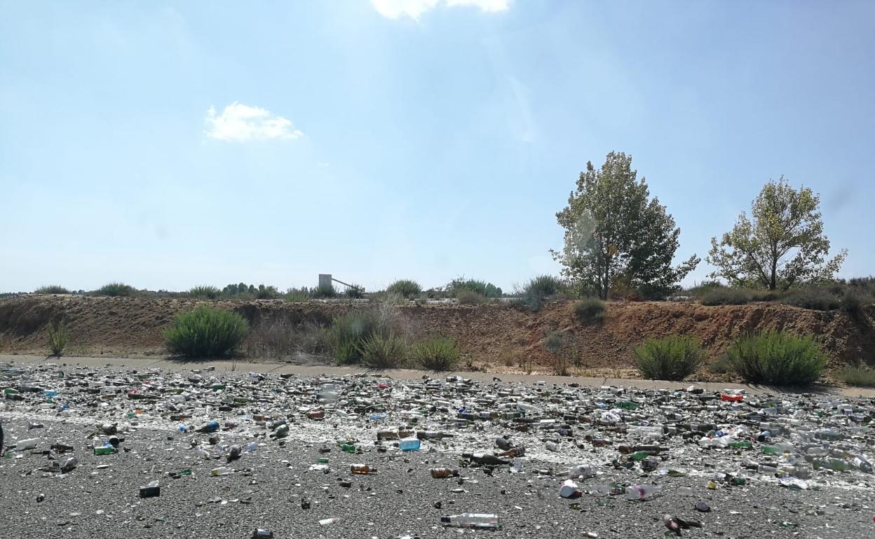 Imagen de parte del material derramado sobre el asfalto.