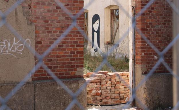 Galería. aAfrodita, en una de las paredes del esqueleto del Palacio de Congresos. 