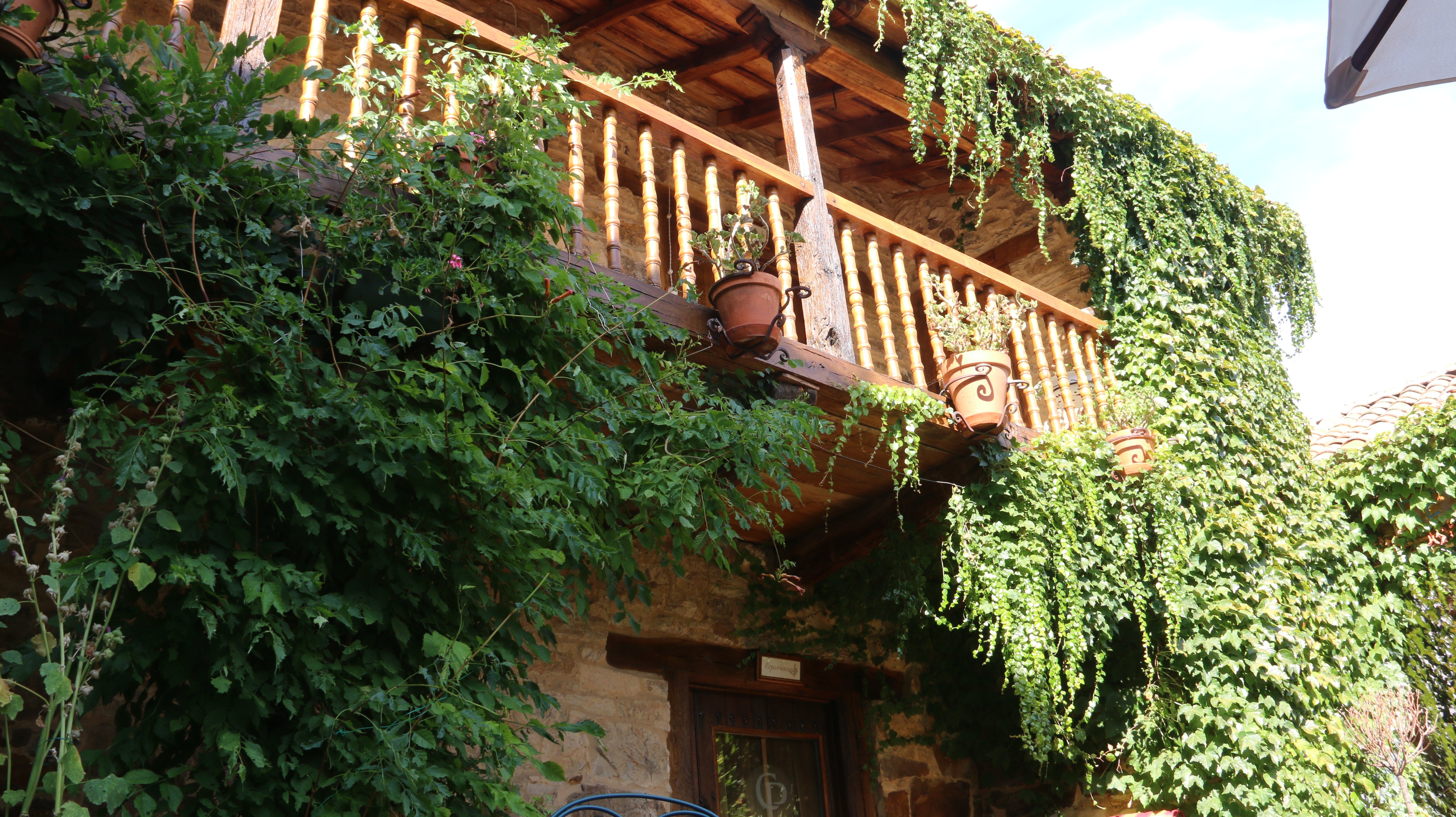 El paso del tiempo no ha mellado en un solo detalle los patios empedrados de esta localidad que este viernes ha abierto sus puertas en una nueva edición de 'Patios con arte'.