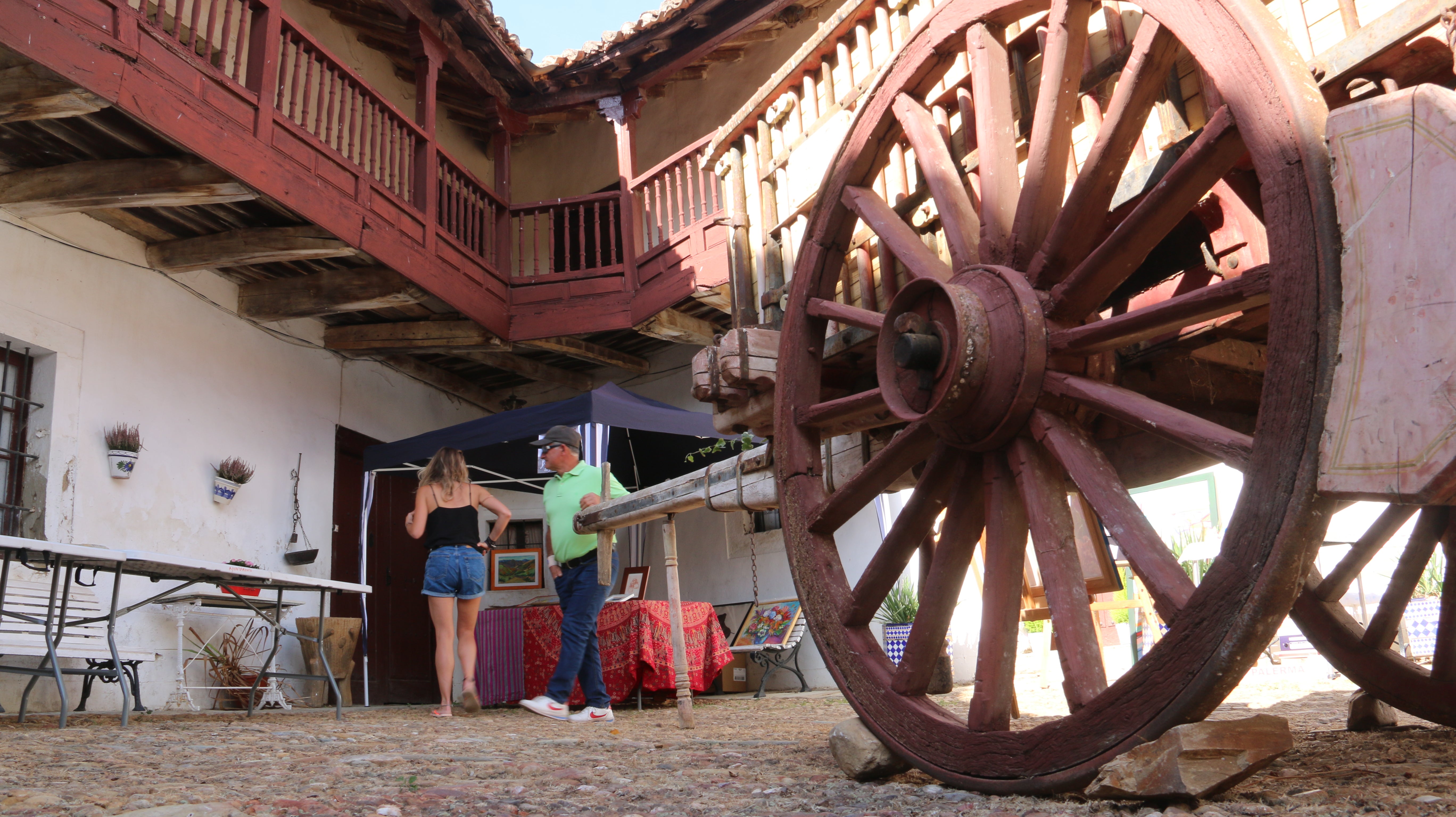 El paso del tiempo no ha mellado en un solo detalle los patios empedrados de esta localidad que este viernes ha abierto sus puertas en una nueva edición de 'Patios con arte'.