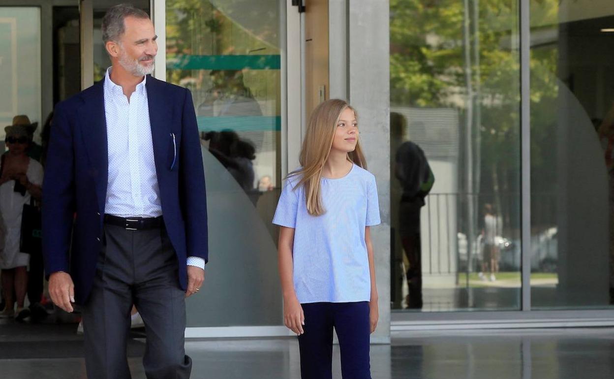 El rey Felipe y la infanta Sofía, a su salida, ayer, de la Clínica Quirón.