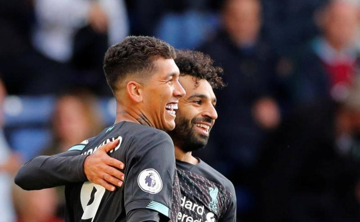 Roberto Firmino y Mohamed Salah, celebran el tercer tanto del Liverpool.