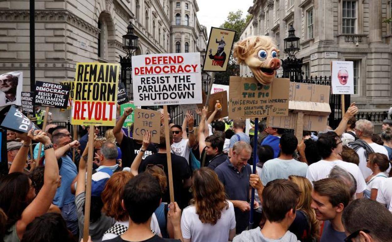 Manifestantes antibrexit protestan frente a Downing Street en Londres.