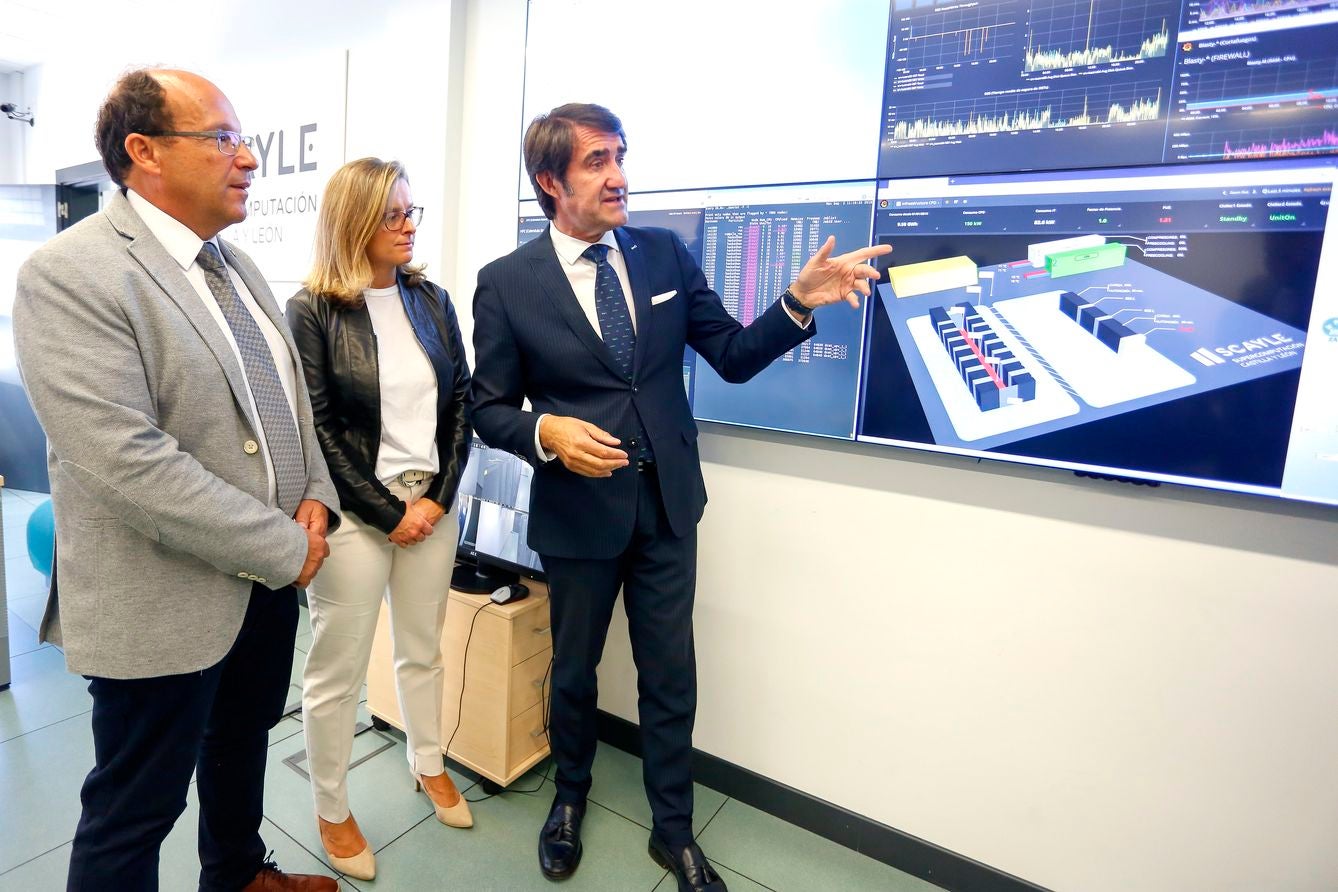 El consejero de Fomento y Medio Ambiente, durante la visita a Caléndula.