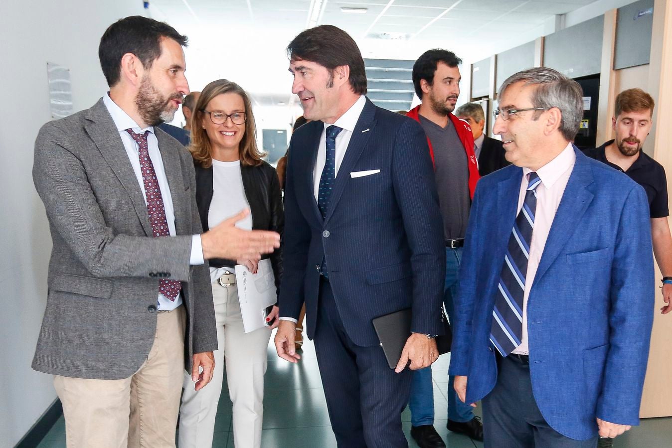 El consejero de Fomento y Medio Ambiente, durante la visita a Caléndula.