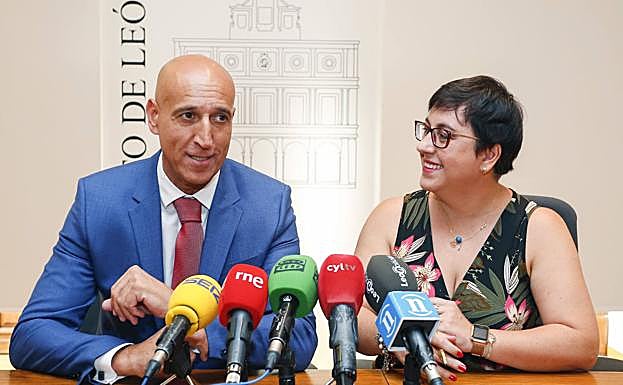 Galería. José Antonio Diez y Camino Cabañas, durante la rueda de prensa. 