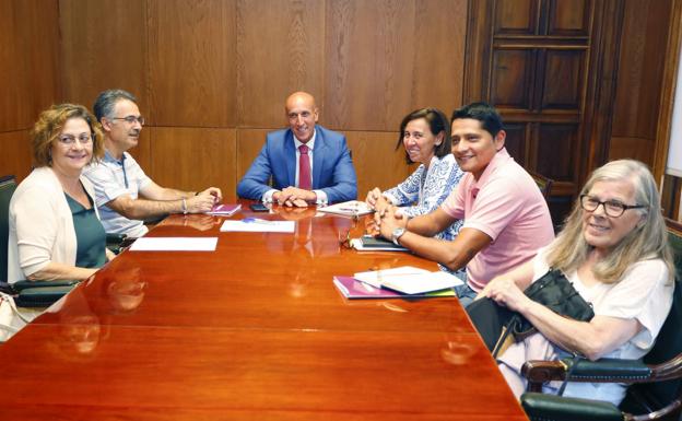 Galería. Un momento de la reunión entre el PSOE y Podemos-Equo.