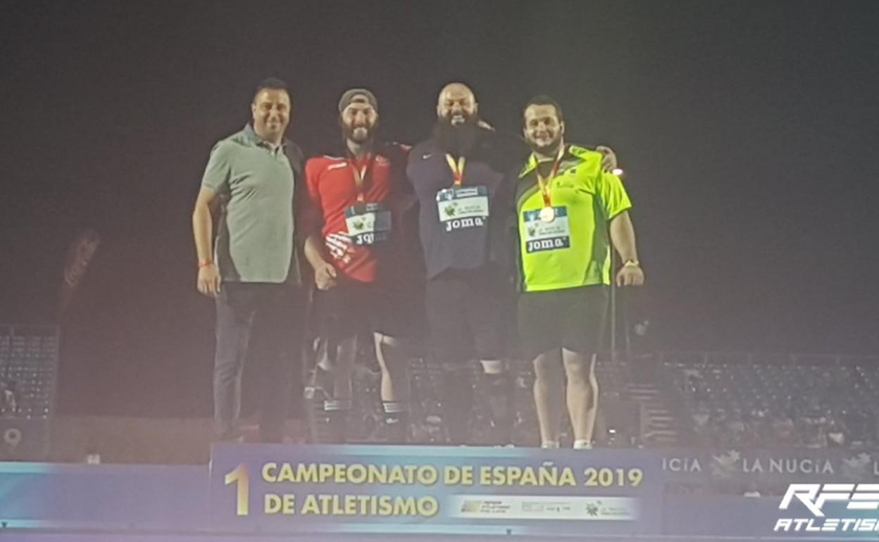 Dani Pardo, a la derecha, en el podio del lanzamiento de peso masculino. 