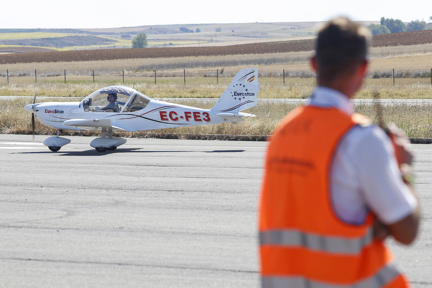 Los 30 aviones que componen el XVI Raid Ibérico hacen parada en el aeródromo de Pajares de los Oteros en la penúltima etapa de su recorrido