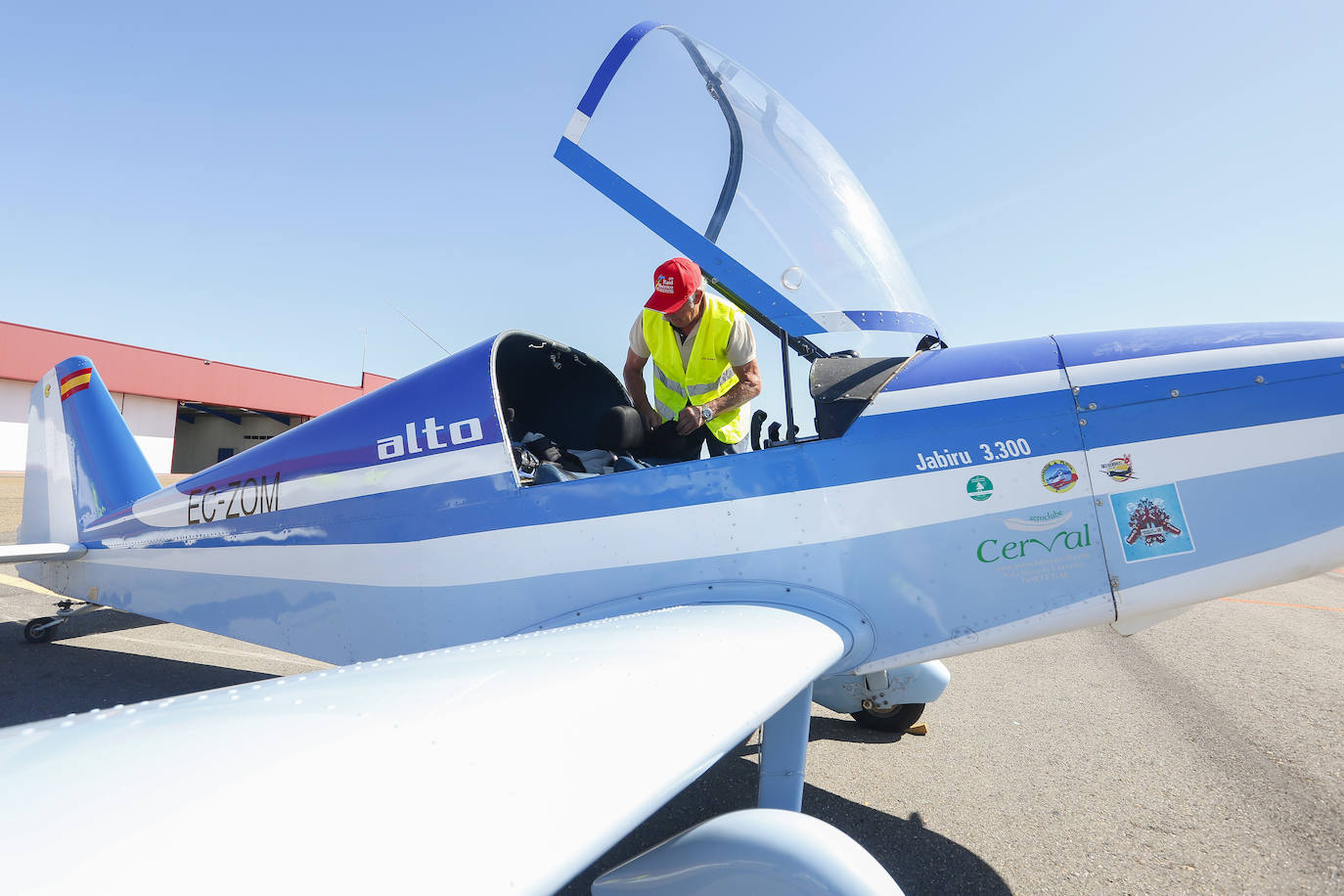 Los 30 aviones que componen el XVI Raid Ibérico hacen parada en el aeródromo de Pajares de los Oteros en la penúltima etapa de su recorrido