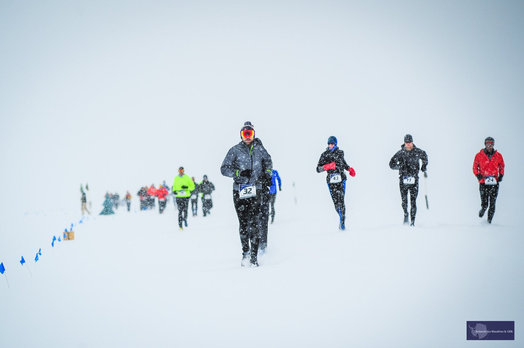 La maratón de la Antártida. Con meta en el punto más al sur del planeta, son 42 kilómetros a 20 grados bajo cero. Un reto al alcance de pocos. Pero también por su precio. La inscripción oscila entre los 15.000 euros. En 2018 la corrieron 55 valientes. Es tan dura que solo pueden participar los que tengan un seguro de vida y de rescate, sino no pueden participar. Eso si, las imágenes que se ofrecen a los corredores son incomparables. Y además pisan un recorrido que pocos han atravesado. 
