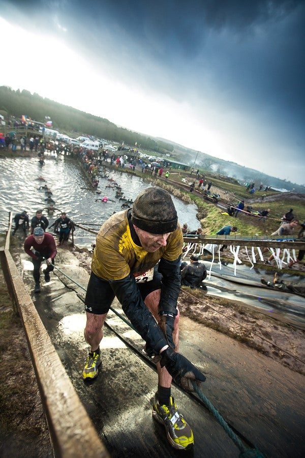 Tough Guy. Se trata de una propuesta más diferente: una carrera de obstáculos. No es una prueba de fondo, tan solo hay que culminar 15 kilómetros. Casi nada en comparación con las anteriores carreras, pero que sea corta no significa que no sea dura. Es brutal. Hay que superar fosas de hasta seis metros de profundidad llenas de agua helada y barro, arrastrarse por túneles subterráneos, pasar bajo alambres de púas, saltar a través de imponentes hogueras... una locura.