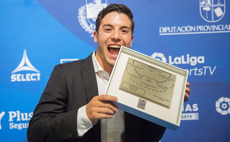 Fotos: Jaime Fernández recoge el premio de mejor extremo izquierdo de la Liga Asobal