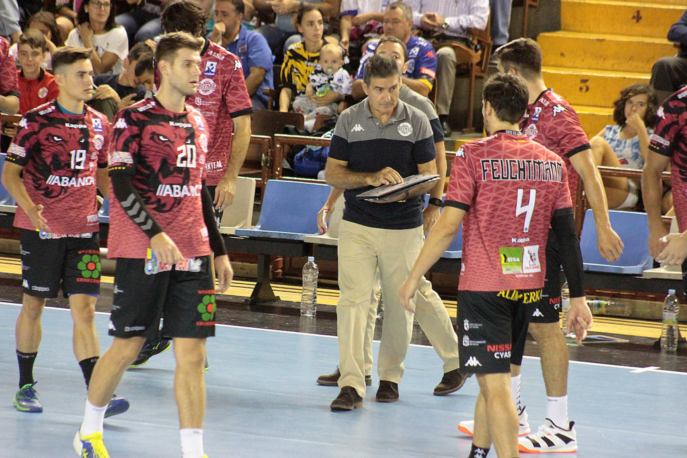 Fotos: Derrota del Abanca Ademar ante Bidasoa Irún