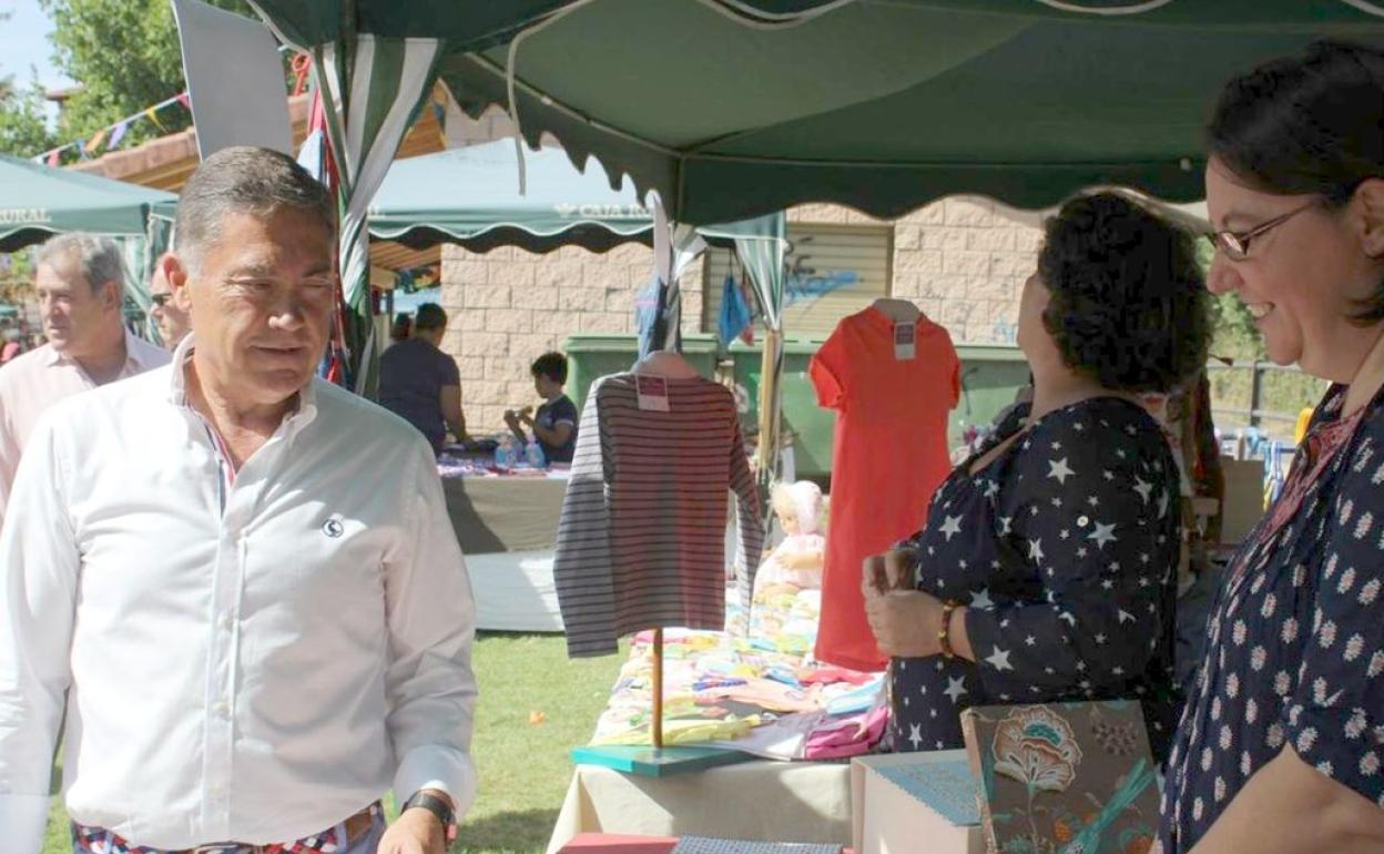 Marcos Martínez, alcalde de Cuadros, durante el recorrido por el recinto ferial.