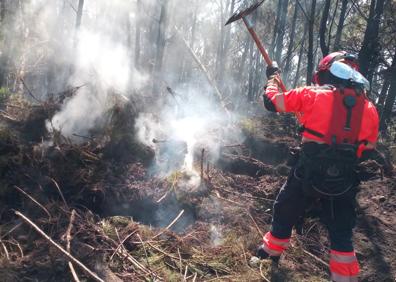 Imagen secundaria 1 - Efectivos de la UME trabajando en una de las zonas de incendio.