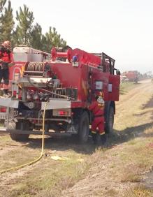 Imagen secundaria 2 - Efectivos de la UME trabajando en una de las zonas de incendio.